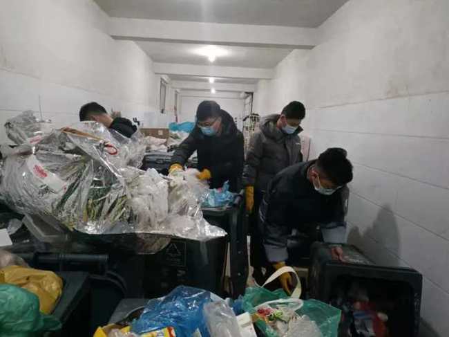 舍友翻垃圾站2小时帮女生找回金耳钉 舍友翻垃圾站2小时帮女生找回金耳钉