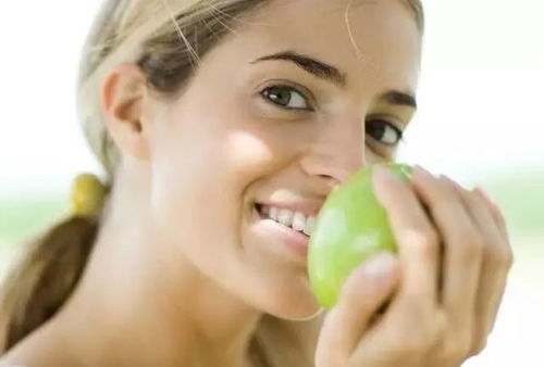 舍友翻垃圾站2小时帮女生找回金耳钉 舍友翻垃圾站2小时帮女生找回金耳钉