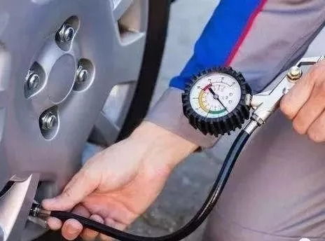 汽车左右气压多少合适