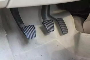 踩汽车油门踏板多少