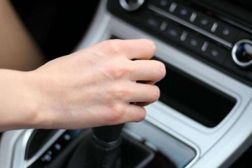 汽车挂档车速多少 汽车挂档车速多少