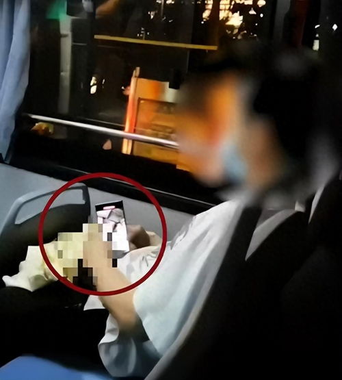 男子裸露下体偷进房间藏在女生床下 男子裸露下体偷进房间藏在女生床下