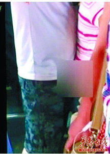 男子裸露下体偷进房间藏在女生床下 男子裸露下体偷进房间藏在女生床下