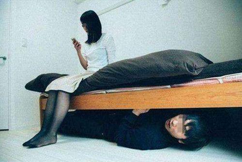 男子裸露下体偷进房间藏在女生床下 男子裸露下体偷进房间藏在女生床下