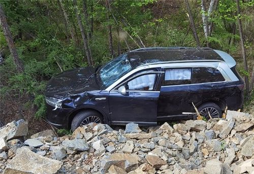 汽车离山崖多少公里