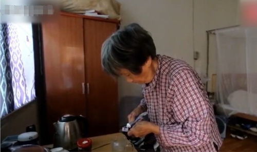 100岁中医太姥爷给曾外孙做推拿 100岁中医太姥爷给曾外孙做推拿