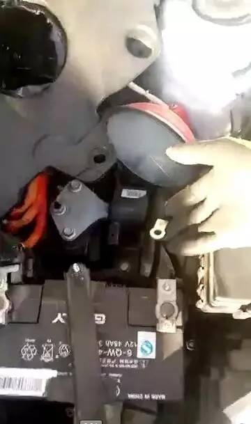 汽车大灯供电多少伏