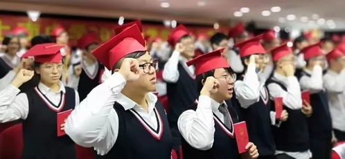 老师帮学生“把头发梳成大人模样” 老师帮学生“把头发梳成大人模样”