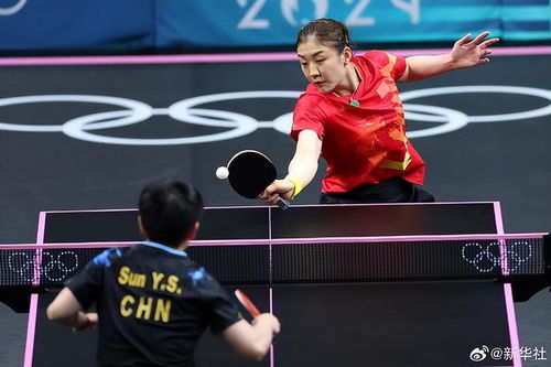 被工作人员碰餐盘 孙颖莎急忙制止 被工作人员碰餐盘 孙颖莎急忙制止