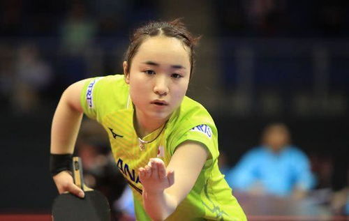 被工作人员碰餐盘 孙颖莎急忙制止 被工作人员碰餐盘 孙颖莎急忙制止