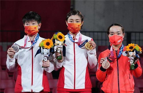 被工作人员碰餐盘 孙颖莎急忙制止 被工作人员碰餐盘 孙颖莎急忙制止