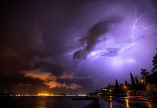 气象部门回应西藏现红色精灵闪电 气象部门回应西藏现红色精灵闪电