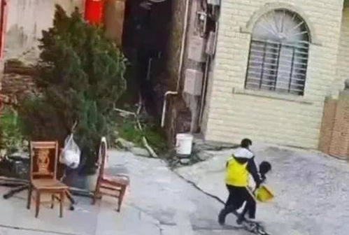 街道办回应“男子拖拽女童进小巷” 街道办回应“男子拖拽女童进小巷”