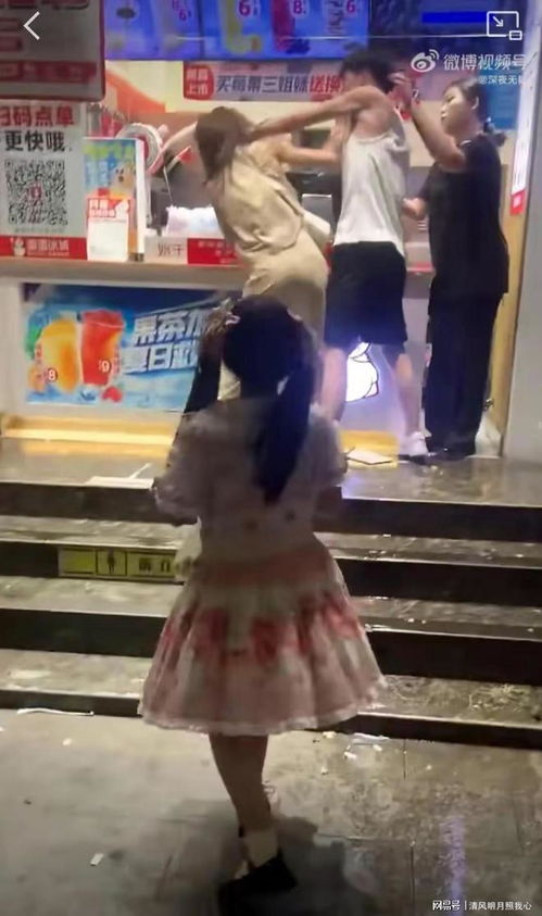 蜜雪冰城女店员不是因为爆单累哭的 蜜雪冰城女店员不是因为爆单累哭的