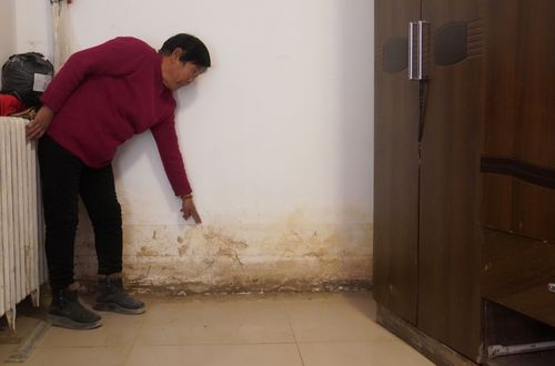 老人自制电梯上五楼 居委会回应 老人自制电梯上五楼 居委会回应