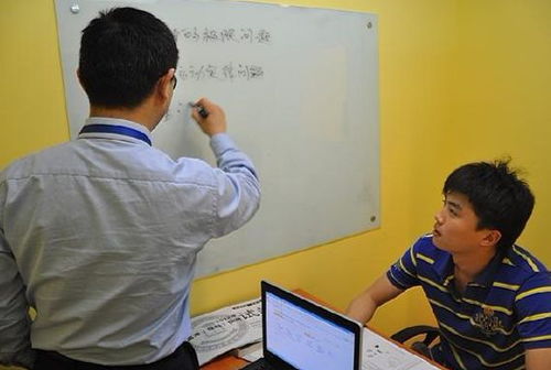 爸妈送烧烤花 高考女儿边哭边闻味 爸妈送烧烤花 高考女儿边哭边闻味