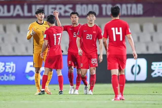 国足比赛男球迷3次试图亲女伴遭拒 国足比赛男球迷3次试图亲女伴遭拒