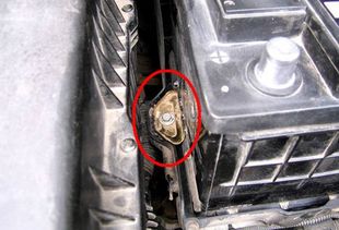 汽车电瓶输出多少v 汽车电瓶输出多少v