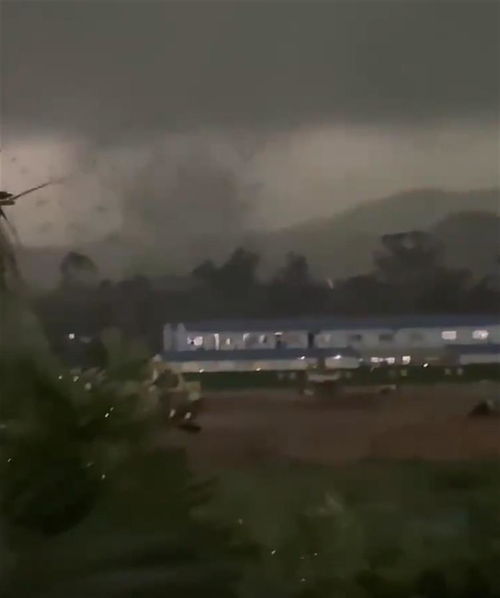 广东多地发布龙卷风警报 广东多地发布龙卷风警报