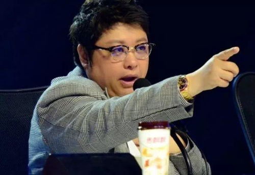 韩红痛斥歌手依赖耳机提示音