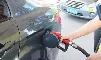 汽车油箱多少升加满 汽车油箱多少升加满