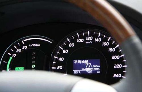 汽车原地开着油耗多少 汽车原地开着油耗多少