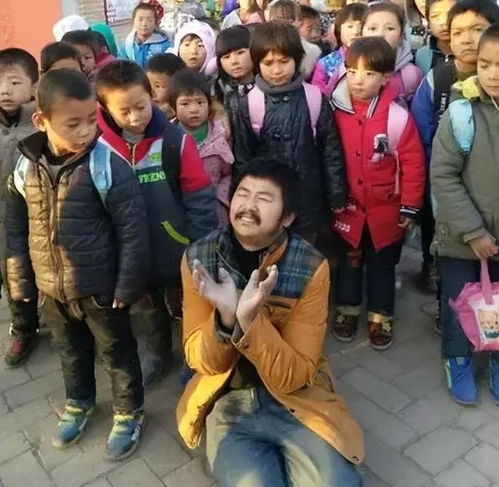 “跪行巨人”胡雷：要捐就捐干净