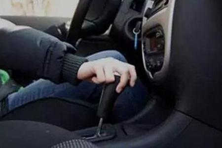 汽车开多少码换挡 汽车开多少码换挡