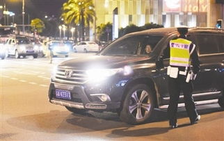 汽车开远光灯罚款多少 汽车开远光灯罚款多少