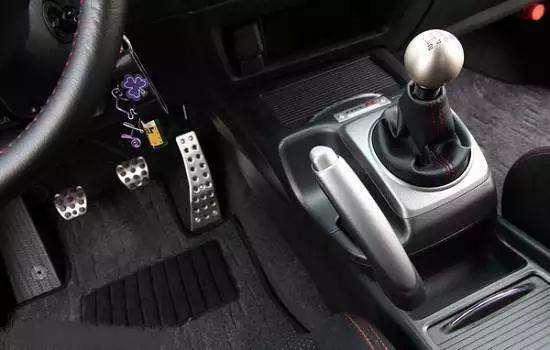 汽车启动刹车踩多少 汽车启动刹车踩多少