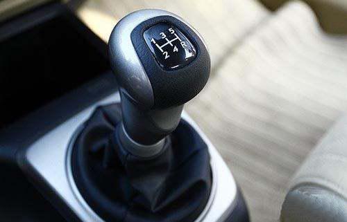 汽车换挡离合踩多少