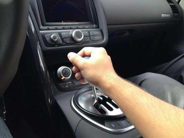 汽车换挡离合踩多少