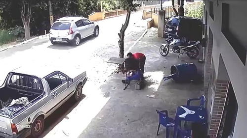 多少油桶可以炸飞汽车 多少油桶可以炸飞汽车