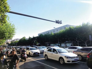 汽车路口右转多少码 汽车路口右转多少码