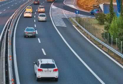 汽车爬陡坡转速多少