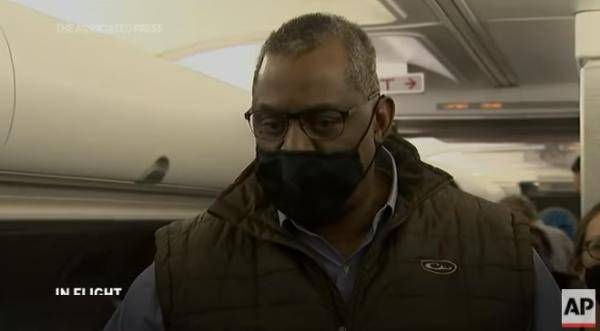 以军空袭叙利亚 主持人被迫中断直播 以军空袭叙利亚 主持人被迫中断直播