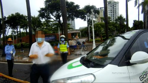 女生凌晨未接挪车电话 车子被砸 女生凌晨未接挪车电话 车子被砸