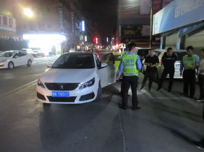 女生凌晨未接挪车电话 车子被砸 女生凌晨未接挪车电话 车子被砸