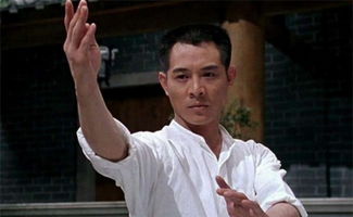 71岁成龙老花严重 拍戏看不清道具 71岁成龙老花严重 拍戏看不清道具