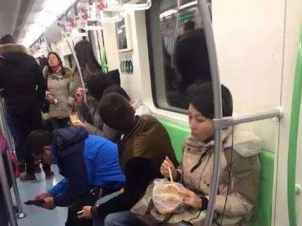 女子无视劝阻将食物残渣扔地铁车厢 女子无视劝阻将食物残渣扔地铁车厢