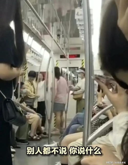 女子无视劝阻将食物残渣扔地铁车厢 女子无视劝阻将食物残渣扔地铁车厢