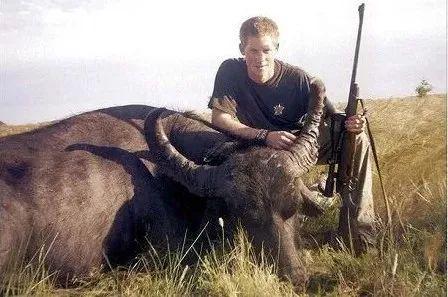 美国富翁在南非狩猎时被水牛顶死 美国富翁在南非狩猎时被水牛顶死