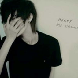 qq昵称男生伤感心碎（qq昵称男生伤感心碎带符号）