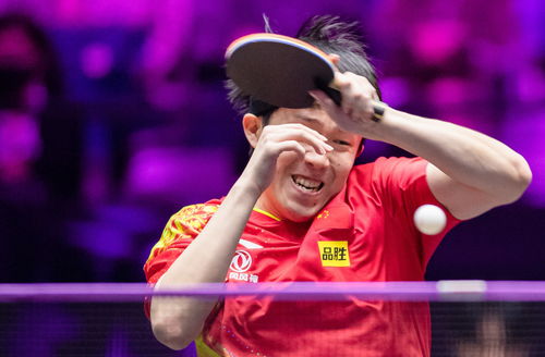 王楚钦主动向张本智和送上祝贺