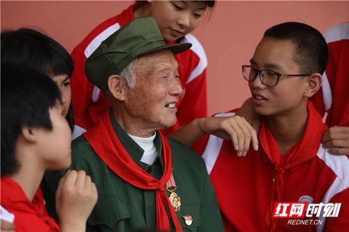 爷爷演出话筒故障 10岁孙子机智救场 爷爷演出话筒故障 10岁孙子机智救场