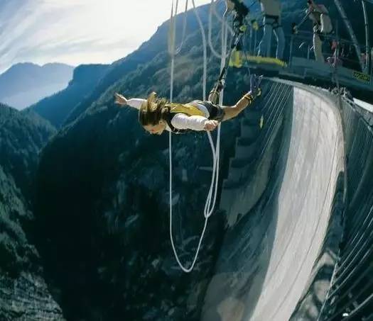 景区百米蹦极台坍塌?假 景区百米蹦极台坍塌?假