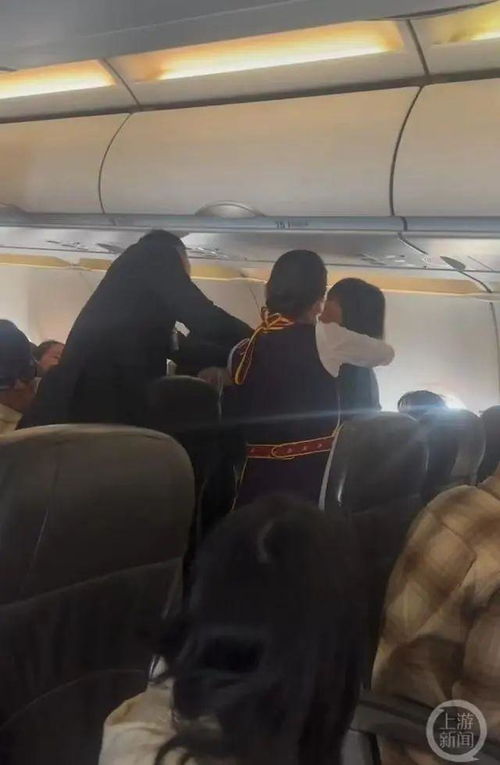 飞机上两乘客互相泼水 航司回应 飞机上两乘客互相泼水 航司回应
