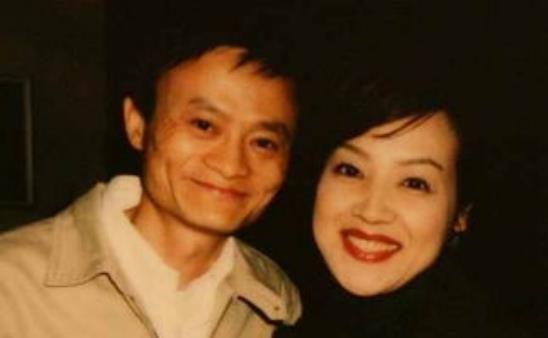 73岁老人扛80斤特产辗转千里看儿孙 73岁老人扛80斤特产辗转千里看儿孙