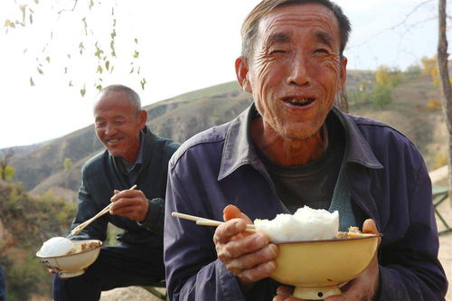 73岁老人扛80斤特产辗转千里看儿孙 73岁老人扛80斤特产辗转千里看儿孙