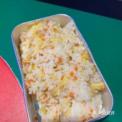 游客吃剩2份炒饭被商家端回并盘 游客吃剩2份炒饭被商家端回并盘